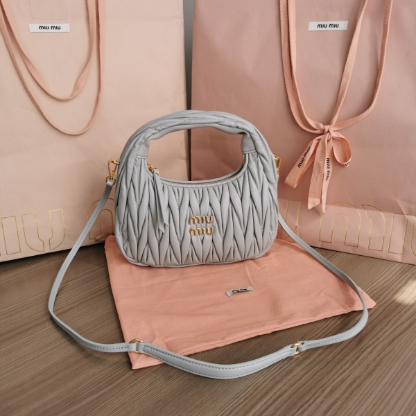MiuMiu 미우미우 완더 마테라쎄 나파 가죽 호보 백
