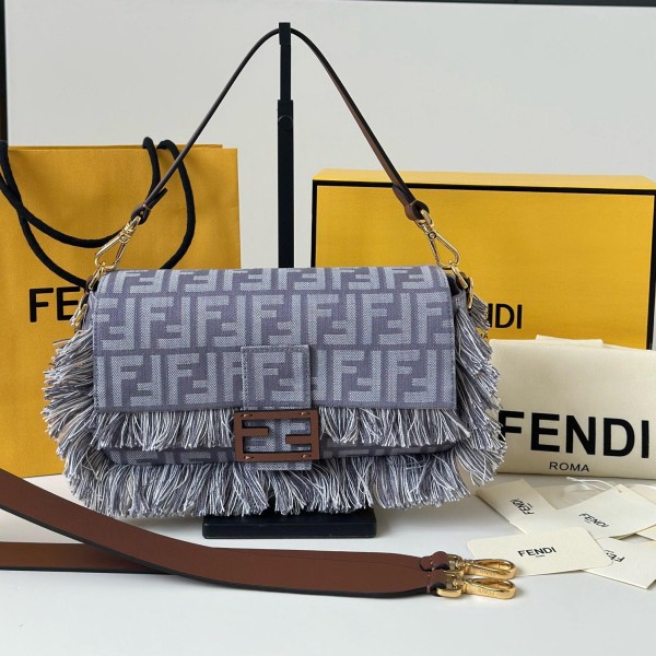 FENDI 펜디 Baguette (허윤진 CL 착용)