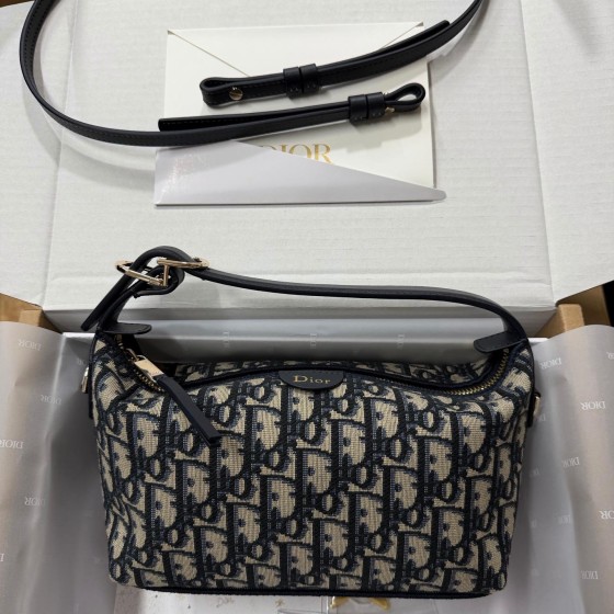 Dior 디올 Nomad