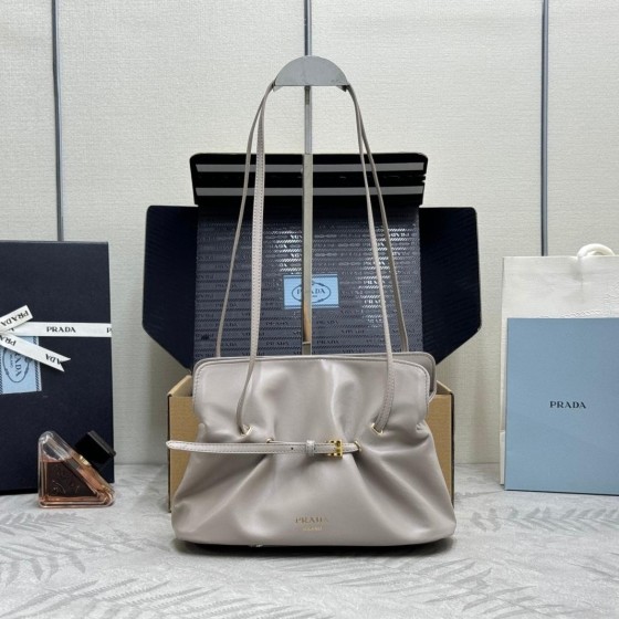 Prada 프라다 가죽백